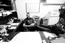 Rick comme aime à l’appeller les résidants de l’hotel est le manager. Tout droit sorti d’une BD de Tom of Finland, Ricardo est en mode casual dans le quartier Castro de San-Francisco.