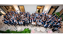 Corporate reportage photo of Interpath Paris: a large dynamic and multicultural group captured outdoors, illustrating teamwork and international spirit.